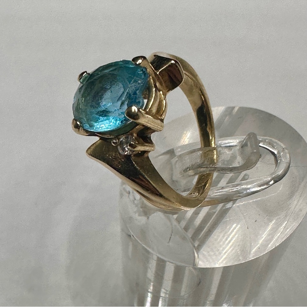 Vintage 14K Yellow Gold Blue Topaz Ring w/ Diamond Accents | Stone chipped